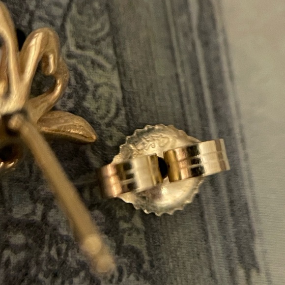 vintage 14kt solid yellow gold clover floral stud earrings with pearl center - Picture 4 of 7